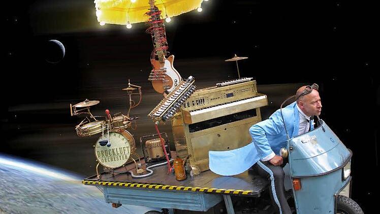 Das Universal Druckluft Orchester: Peter Till wartet auf mit einzigartigen mechanischen Musikapparaturen. Beatmaschine, Elektriola, Pneumatikbass und Atomklavier geraten auf einem dreirädigen Rollermobil in organisierte Bewegung und bringen allerschönste Musik hervor.