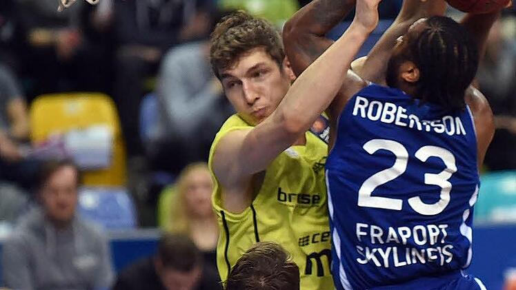 Andreas Seiferth (hinten) verliert den Ball an den besten Frankfurter, Quantez Lamar Robertson. Links Johannes Voigtmann. Foto: Hübner