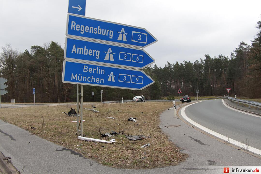 Fahrzeug rammt Verkehrsschild und landet auf Gegenfahrbahn