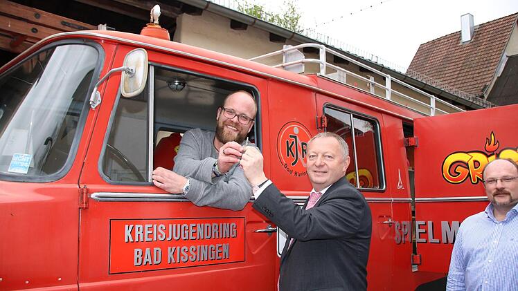 Landrat Thomas Bold übergibt symbolisch den Schlüssel an Christoph Stürmer.  Foto: Ralf Ruppert