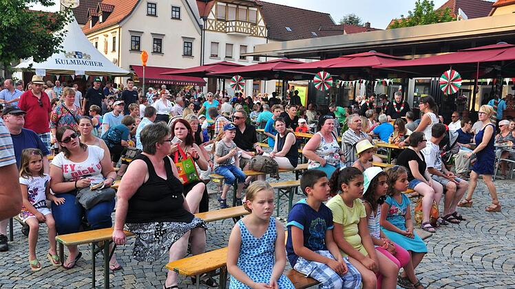 Auf dem Marktplatz können die Besucher den Klängen der Band "Famos" lauschen.Ulrike Langer