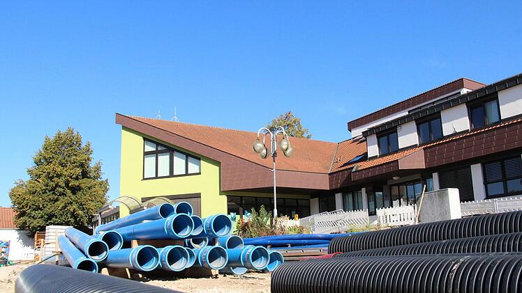 Noch bis September 2019 wird rund um das Rathaus in Röttenbach alles neu gestaltet. Foto: Christian Bauriedel