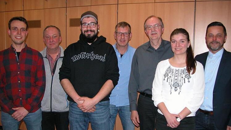 Der Vorstand des Musikverein Haard (von links):  Julian Arnold (Vorsitzender), Peter Bötsch (Schriftführer), Dominik Nöth (Vorsitzender), Heiko Krakofsky (Kasse), Martin Staab (Vorsitzender),                                                               Christina Virnekäs (Beisitzerin) und 3. Bürgermeister Stephan Schmitt. Foto: Ewald Kiesel