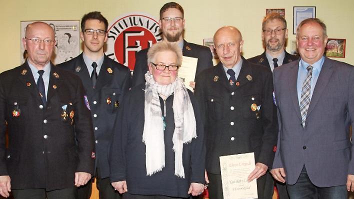 Ehrungen bei der Feuerwehr Untersteinach; im Bild (von links) stellvertretender Vorsitzender Werner Agly, Kommandant Markus Stumpf, Gabi Weigel, André Pöhlmann, Karl-Heinz Limmer, Vorsitzender Matthias Angermann und Bürgermeister Volker Schmiechen Foto: Sonny Adam