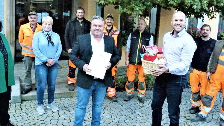 Bürgermeister Jochen Trier (vorne, rechts) überreichte an Raimund Schramm die Dankesurkunde des bayerischen Staatsministerium für Familie, Arbeit und Soziales. Mit im Bild die Kollegen und Geschäftsleiterin Andrea Müller (links)  Foto: Werner Reißaus
