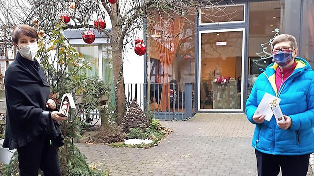 Gisela Tranziska (rechts) vom Frauenbund übergab die Nikoläuse an Diane Alka, Leiterin des Altenheims. Foto: Bettina Knautz