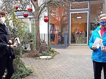 Gisela Tranziska (rechts) vom Frauenbund übergab die Nikoläuse an Diane Alka, Leiterin des Altenheims. Foto: Bettina Knautz