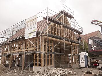 Zurzeit sei der Fachwerkbau auf dem Dorfplatz Völkersleier in Arbeit.  Foto: Gerd Schaar