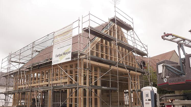 Zurzeit sei der Fachwerkbau auf dem Dorfplatz Völkersleier in Arbeit.  Foto: Gerd Schaar