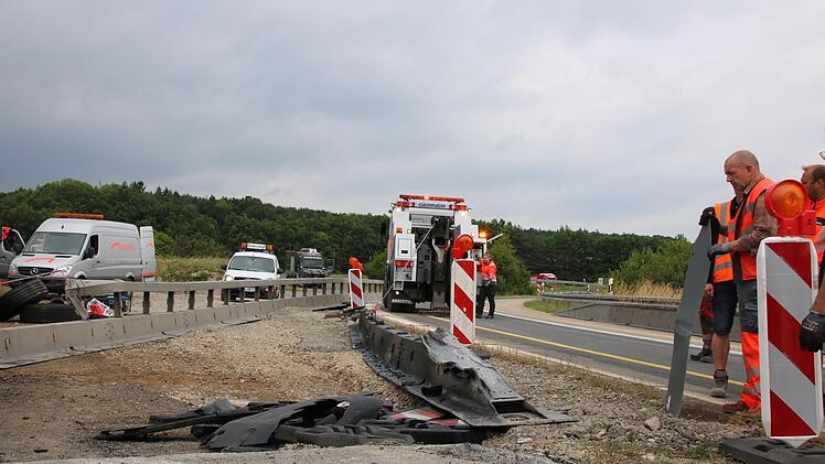 Die Baustellenbegrenzung wurde beim Unfall erheblich beschädigt. Foto: Ralf Ruppert