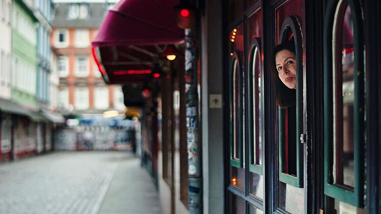 Romantik einer Domina: Manuela Freitag an ihrem Fenster in der Herbertstraße.