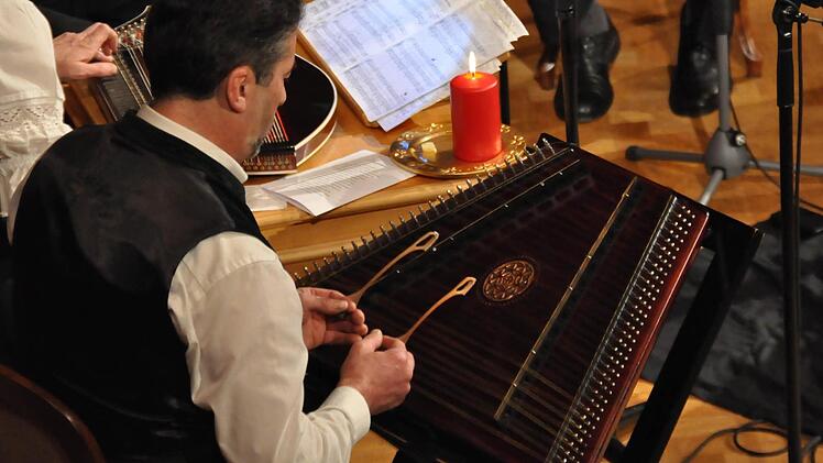 Klaus Väth, der musikalische Leiter der Saitenmusik Familie Väth, am Hackbrett.
