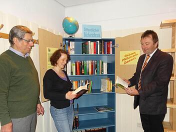 In der städtischen Bücherei in Haselbach gibt es seit neuestem einen öffentlichen Bücherschrank. Manfred Hauer (von links) und Michaela Schleicher stellen Bürgermeister Udo Baumann das Projekt vor. Foto: Eckert