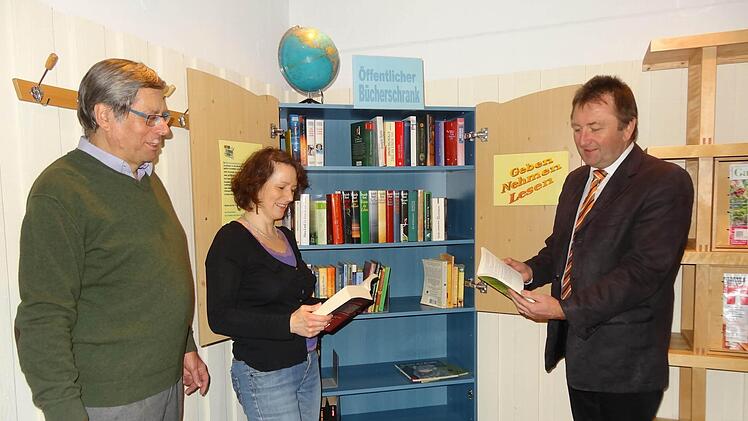 In der städtischen Bücherei in Haselbach gibt es seit neuestem einen öffentlichen Bücherschrank. Manfred Hauer (von links) und Michaela Schleicher stellen Bürgermeister Udo Baumann das Projekt vor. Foto: Eckert