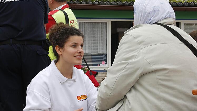 Johanna Maluche vom ASB gehört zu den Helfern, die sich um die Flüchtlinge kümmern. Foto: Matthias Hoch