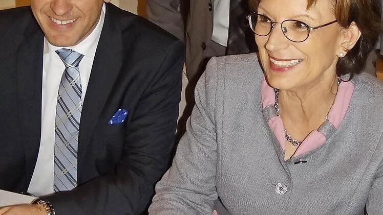 Staatsministerin Emilia Müller trug sich im Goldenen Buch der Stadt Hofheim ein. Mit im Bild der Landtagsabgeordnete Steffen Vogel (links) und der Haßberge-Landrat Wilhelm Schneider.  Foto: Johanna Eckert