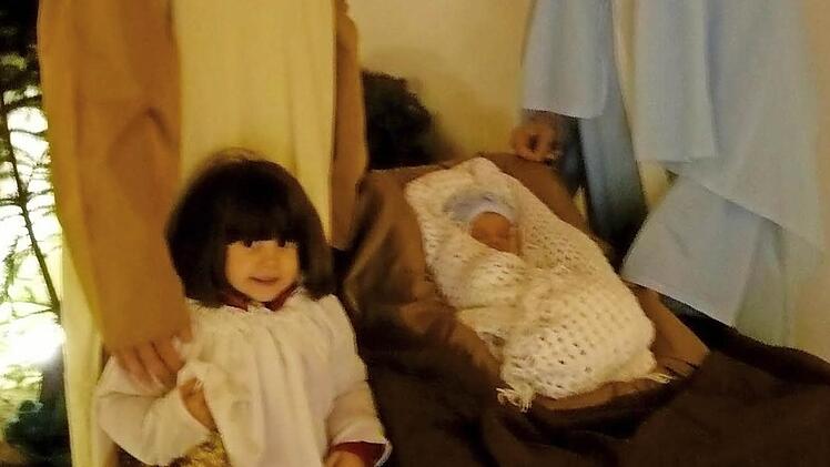 Eine einheimische Familie posierte in einer lebenden Krippe.