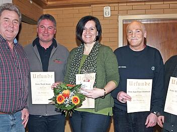 2. Vorsitzender Günther Werner dankte Bernd Krauß und seiner Frau Karin sowie Hans-Dieter Helmbrecht und dem Vorsitzenden Winfried Weinbeer (von links) für ihre langjährige Treue zum Verein. Foto: Alfred Thieret