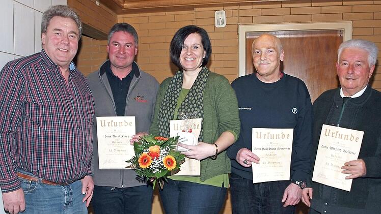 2. Vorsitzender Günther Werner dankte Bernd Krauß und seiner Frau Karin sowie Hans-Dieter Helmbrecht und dem Vorsitzenden Winfried Weinbeer (von links) für ihre langjährige Treue zum Verein. Foto: Alfred Thieret