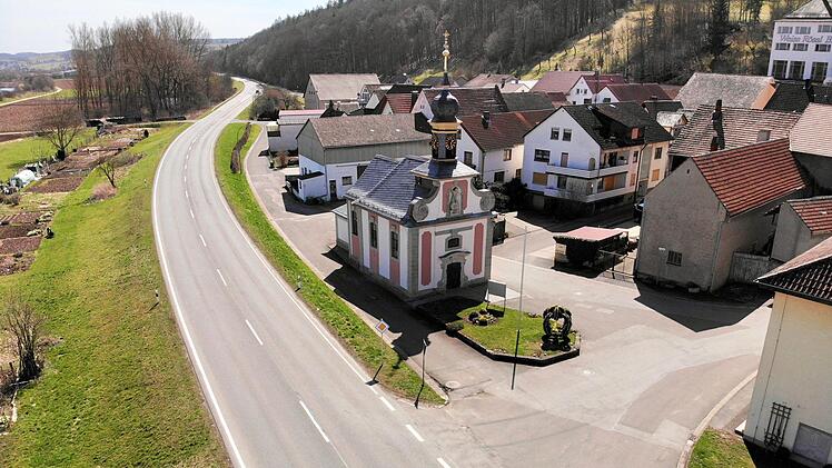 Bei der Dorferneuerung in Roßstadt soll das Kirchenumfeld neu gestaltet werden. Das Bild zeigt auch das frisch sanierte Dach der Kirche, für den Turm war die Stadt Eltmann zuständig, wie Bürgermeister  Ziegler in der Bürgerversammlung berichtete.  Foto: Stadt Eltmann/Daniel Purkert