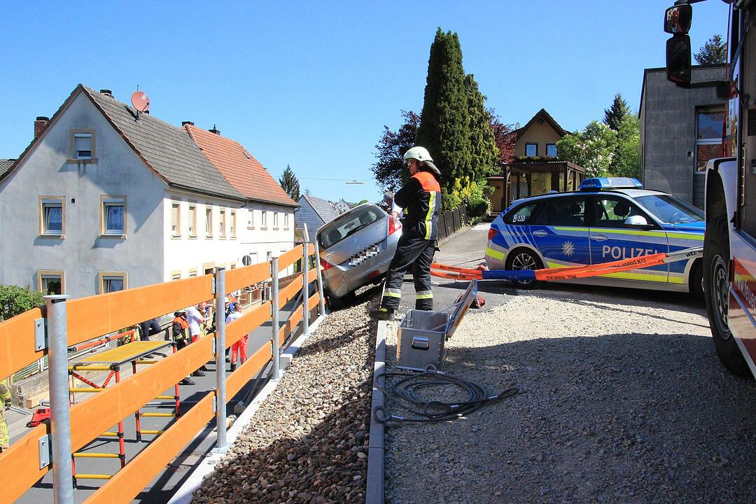 Unfall in Lichtenfels - Auto in Schney festgefahren