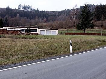 An der Kreisstraße in Richtung Nurn will eine Steinwiesener Firma eine neue Halle bauen. Der Gemeinderat stimmte dem Aufstellungsbeschluss für den Bebauungsplan zu. Foto: Michael Wunder