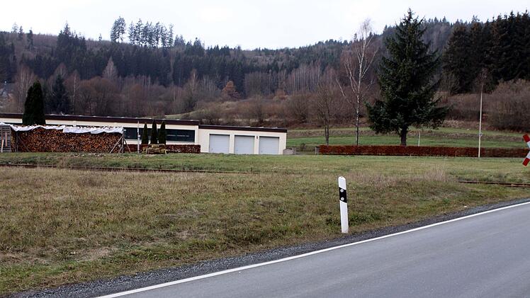 An der Kreisstraße in Richtung Nurn will eine Steinwiesener Firma eine neue Halle bauen. Der Gemeinderat stimmte dem Aufstellungsbeschluss für den Bebauungsplan zu. Foto: Michael Wunder