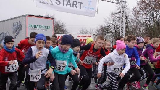 Und ab geht die Post: Die Sch&uuml;ler laufen los, unter ihnen auch der sp&auml;tere Sieger Noah M&ouml;ller (Mitte mit Startnummer 505), der vor allem anschlie&szlig;end bei den Erwachsenenen als Vierter im Hobbylauf aufhorchen lie&szlig;. Foto: Mario Deller