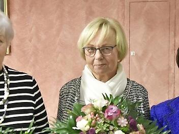 Blumensträuße für ihren großen Einsatz gab es für (von links) Lissi Feser, Renate Schuhmann und Gisela Kreh.  Fotos: Gerold Snater