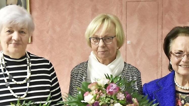 Blumensträuße für ihren großen Einsatz gab es für (von links) Lissi Feser, Renate Schuhmann und Gisela Kreh.  Fotos: Gerold Snater