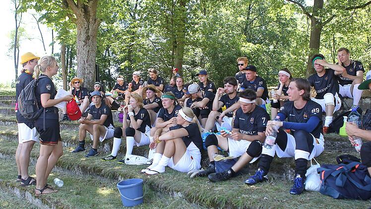 Das deutsche Team bei einer Besprechung im kühlen Schatten.