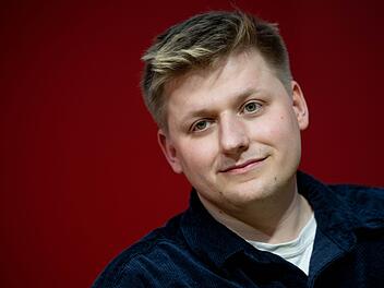 "El Hotzo" entschuldigte sich auf der Plattform X dafür, dass er in Beziehungen untreu war.