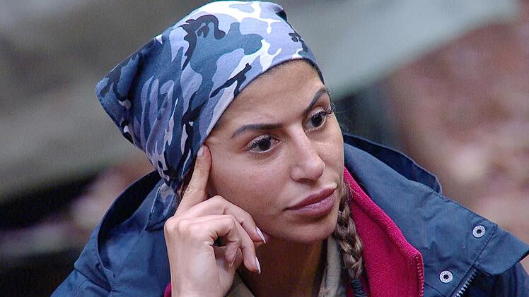 Eva ist geschockt vom Gils Unfall.