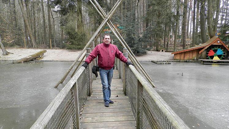 Noch könnte Geschäftsführer Michael Mensinger auf einem der Weiher auf dem Gelände Schlittschuh fahren.