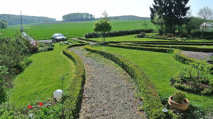 Ein weiter Blick über Land erschließt sich hinter dem Anwesen, das an der Straße liegt. Einst direkt am Rennweg. Silvia Schuhmann hat einen barock anmutenden Garten angelegt.