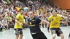 Wie in alten Zeiten: Kamil Piskac dominiert am Kreis; links Dominik Kelm und Nikola Franke (Nr.8).
