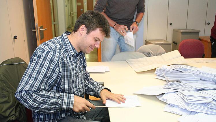 Roman Lorz beim Öffnen der Wahlbriefe