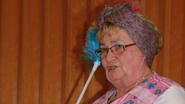 Traudl, alias Maria Häfner, warf sich mit Tina keine angestaubten Bälle zu. Ganz aktuell und amüsant hielten sie Politik und Kirche den Spiegel vor.