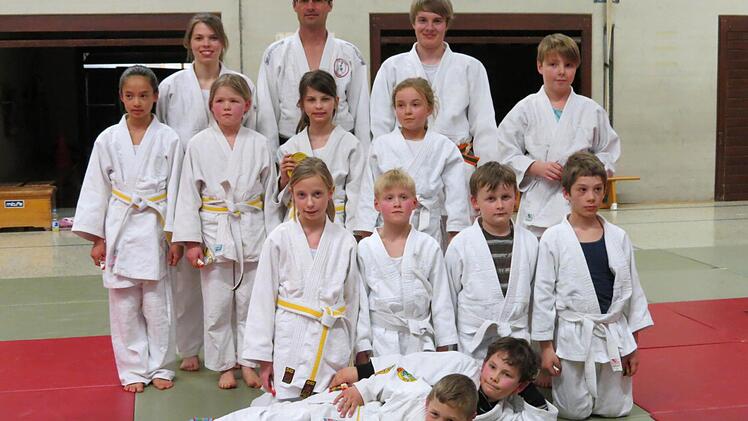 Unser Bild zeigt (hinten, von links) Johanne Kaufmann, Trainer Uwe Heinkel, Andreas Stöhling und Lisa-Marie Wagner; (mittlere Reihe, von links) Sandra Hesselbach, Michelle Oertel, Laura Markert, Jeanie Wedel sowie (knieend, von links) Leonie Reindl, Jonas Büttner, Louis Röder und Lukas Hirsch mit (liegend) Noel Fantana und Rainer Sterker.