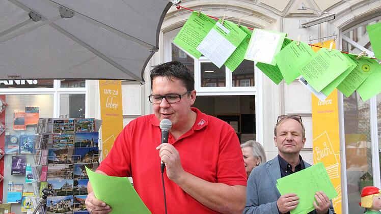 Thomas Apfel und Niklas Scheibli lasen Apfelgedichte.