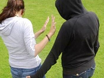 Florian (r., Name geändert) hat eindeutig eine Grenze überschritten. Julia (Name geändert) darf sich gegen diesen Übergriff wehren. Foto: Gülay Durst
