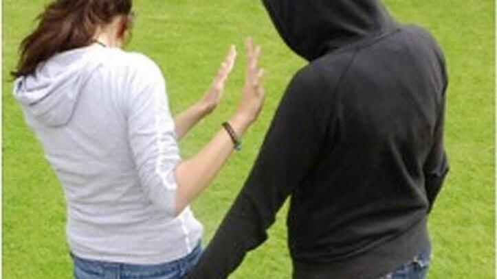 Florian (r., Name geändert) hat eindeutig eine Grenze überschritten. Julia (Name geändert) darf sich gegen diesen Übergriff wehren. Foto: Gülay Durst