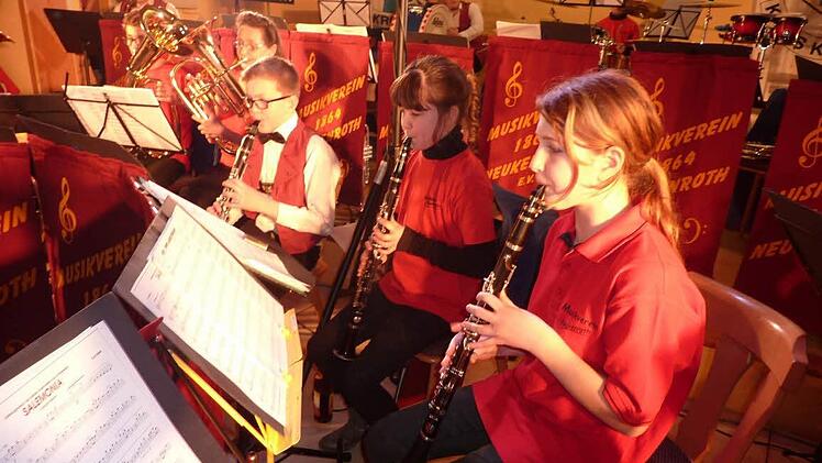 Viel Beifall gab es auch für die Nachwuchsmusiker "Pimpfoniker" unter der Leitung von Fabian Hempfling. Foto: Fleischmann