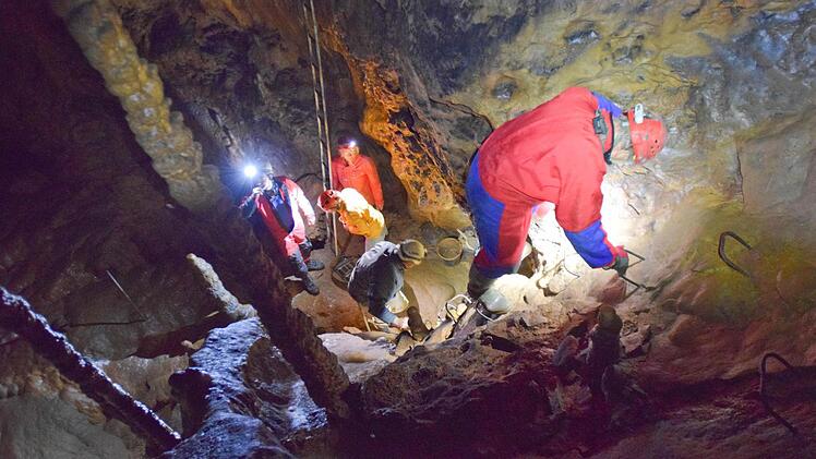 Keinen Blick für die Schönheiten: Wer in der Höhle in der Zoolithenhöhle unterwegs ist, muss klettern. U-förmige Eisen der Forschungsgemeinschaft Höhle und Karst Franken erleichern dies. Foto: Ronald Rinklef