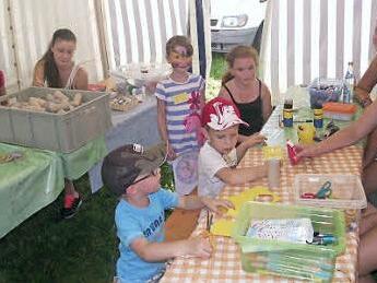 Mit Geschick und Können leiteten die Schwestern Franziska (2. v. r.) und Carolin Hanuschke (r.) vom Kreisjugendring die Kinder zu künstlerischen Arbeiten an.  Foto: Dieter Wolf