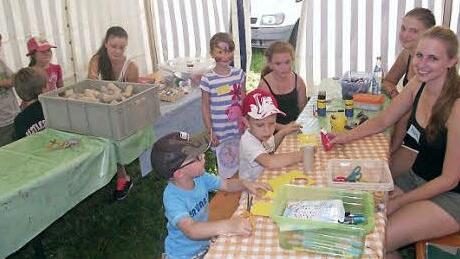 Mit Geschick und Können leiteten die Schwestern Franziska (2. v. r.) und Carolin Hanuschke (r.) vom Kreisjugendring die Kinder zu künstlerischen Arbeiten an.  Foto: Dieter Wolf