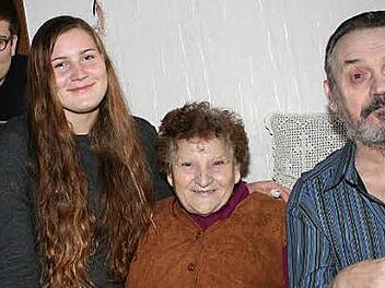 Elisabeth und Herbert Piechulek mit ihren Enkeln Timothy (links) und Annika (Zweite von links)  Foto: Evi Seeger