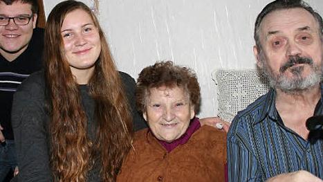 Elisabeth und Herbert Piechulek mit ihren Enkeln Timothy (links) und Annika (Zweite von links)  Foto: Evi Seeger