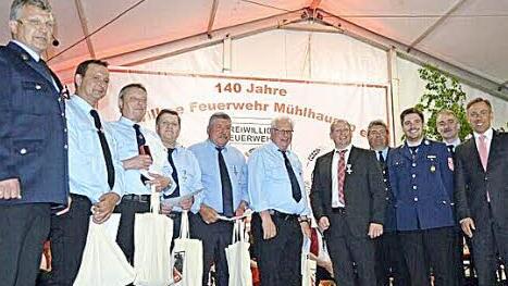Das Bild zeigt Vorsitzenden Friedel Pickel (links) mit Landrat Alexander Tritthart (rechts), Kommandant Stephan Vogel (Dritter von rechts), Bürgermeister und Schirmherr Klaus Faatz (Fünfter von rechts) sowie die Geehrten. Foto: Larissa Händel