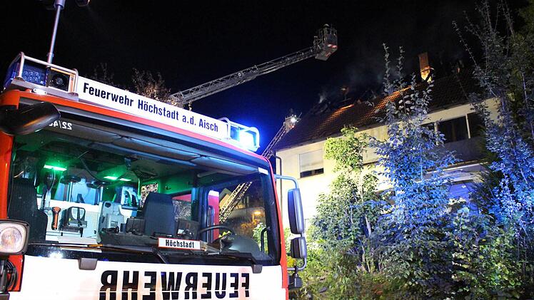 Brand in der Bergstraße in Höchstadt. Foto: Andreas Dorsch